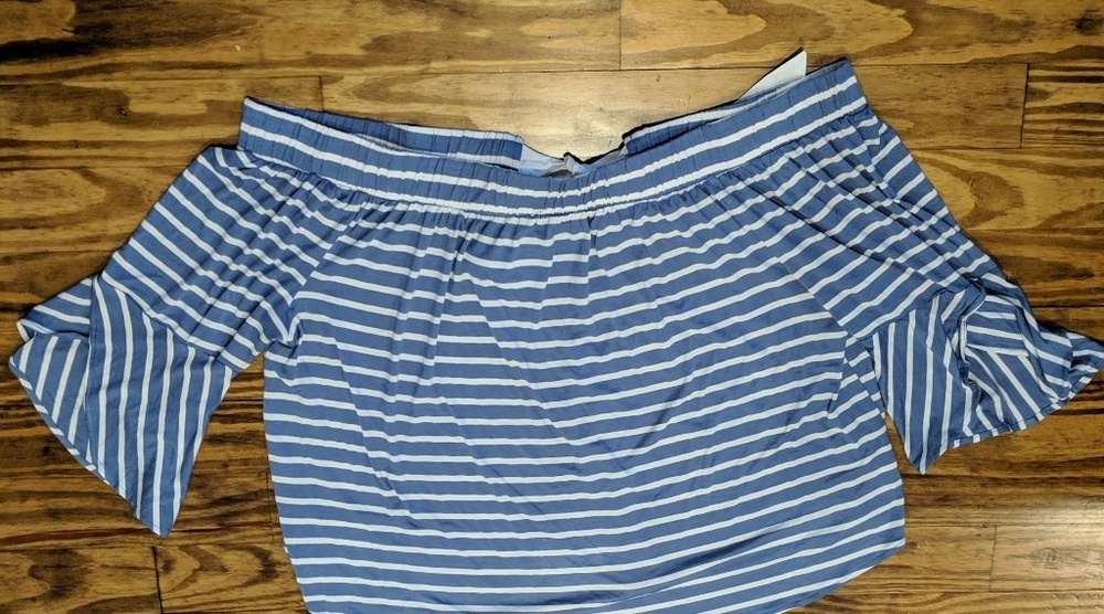 NWT off the shoulder top with white bow in back